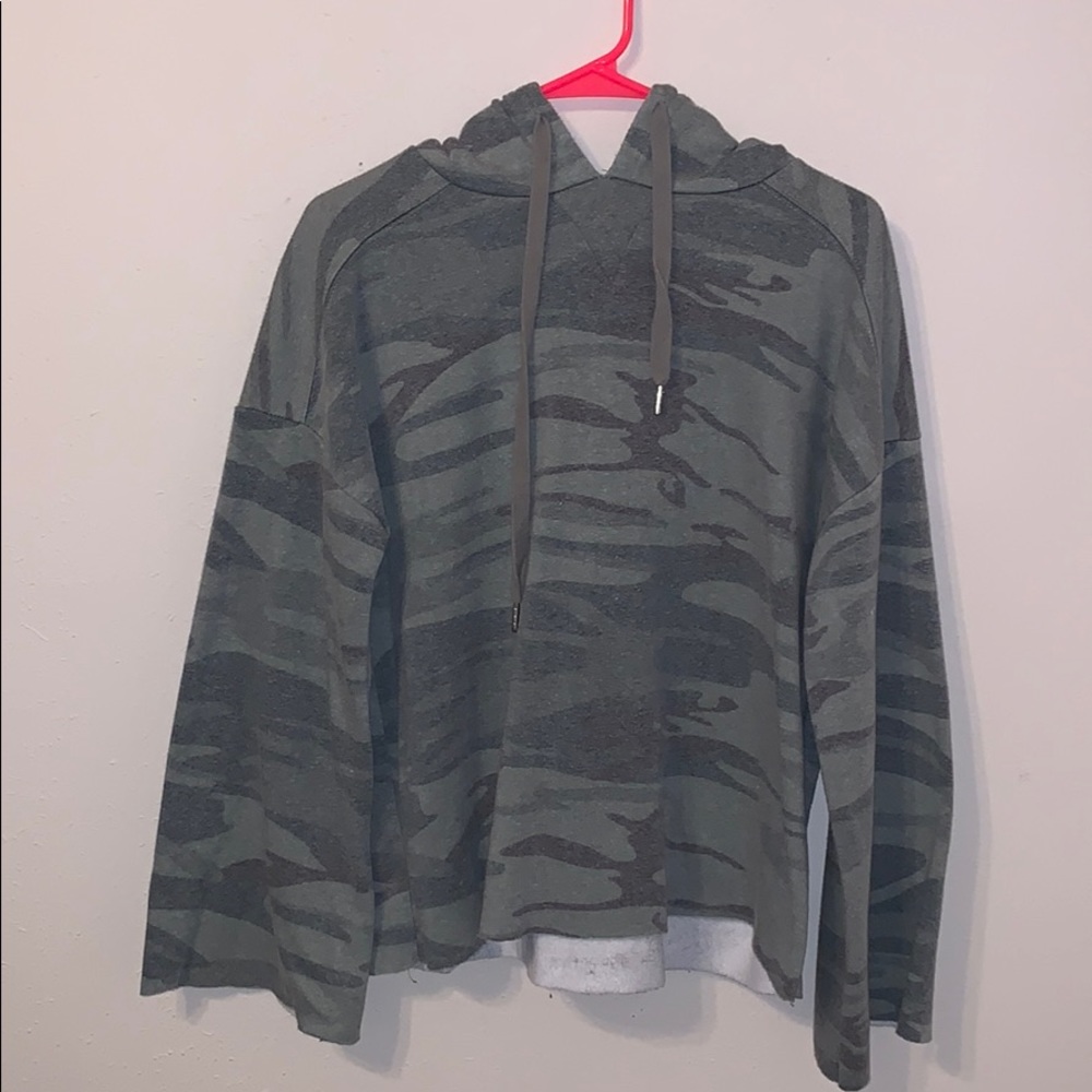 Women’s cropped Camo Hoodie